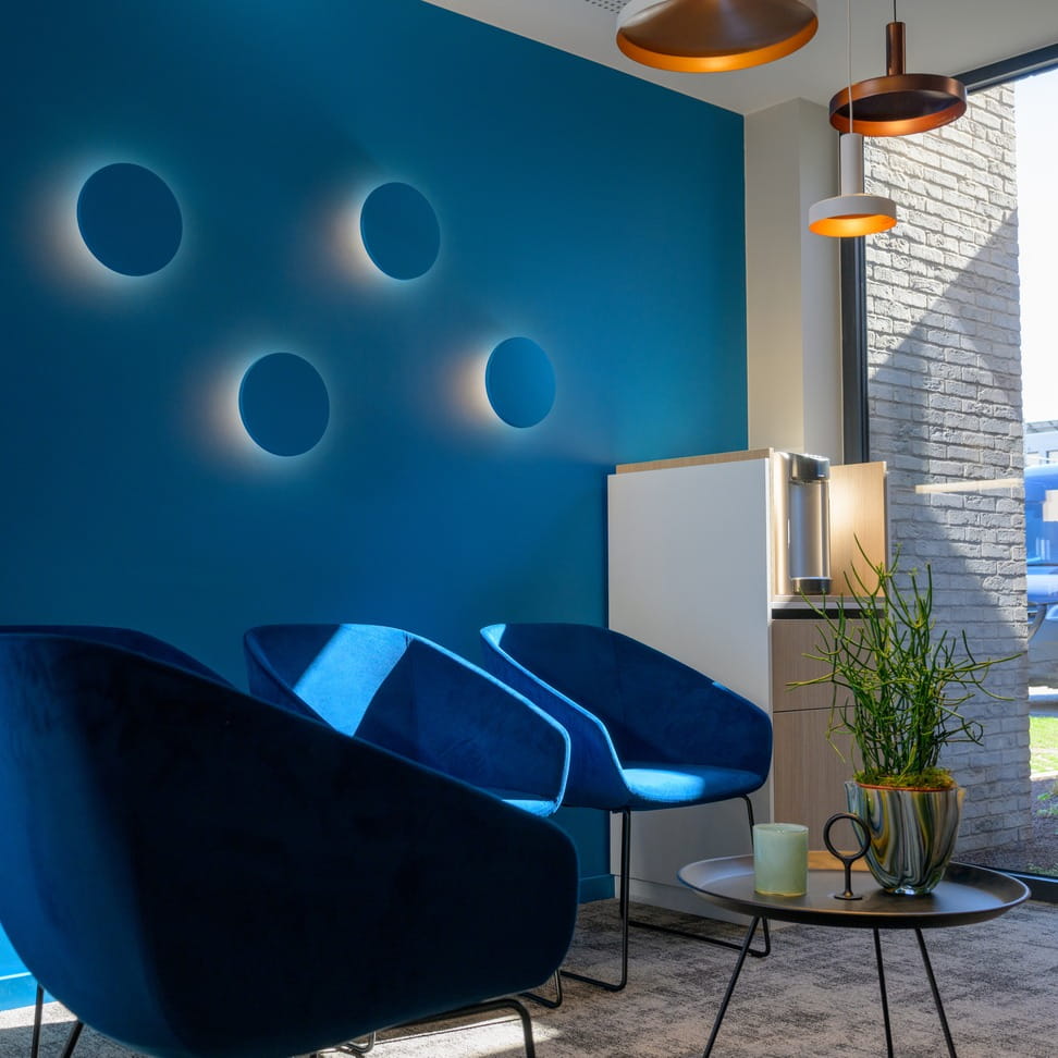 Ronde betonnen steen  met witte bloemen op